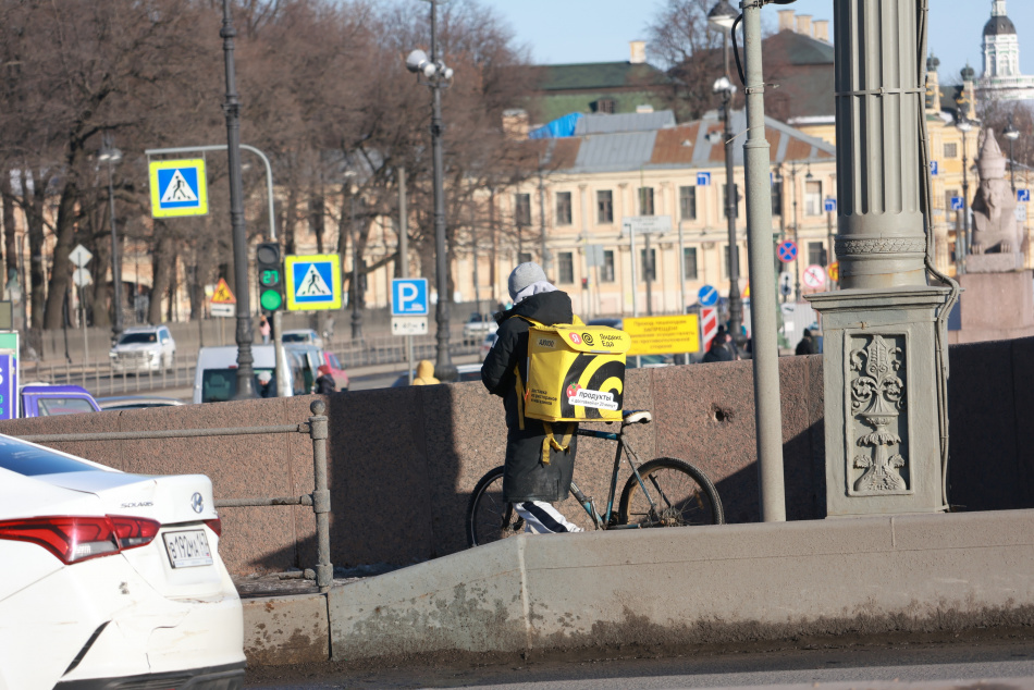 В Петербурге ограничили работу мигрантов в доставке по патенту с ноября 2025